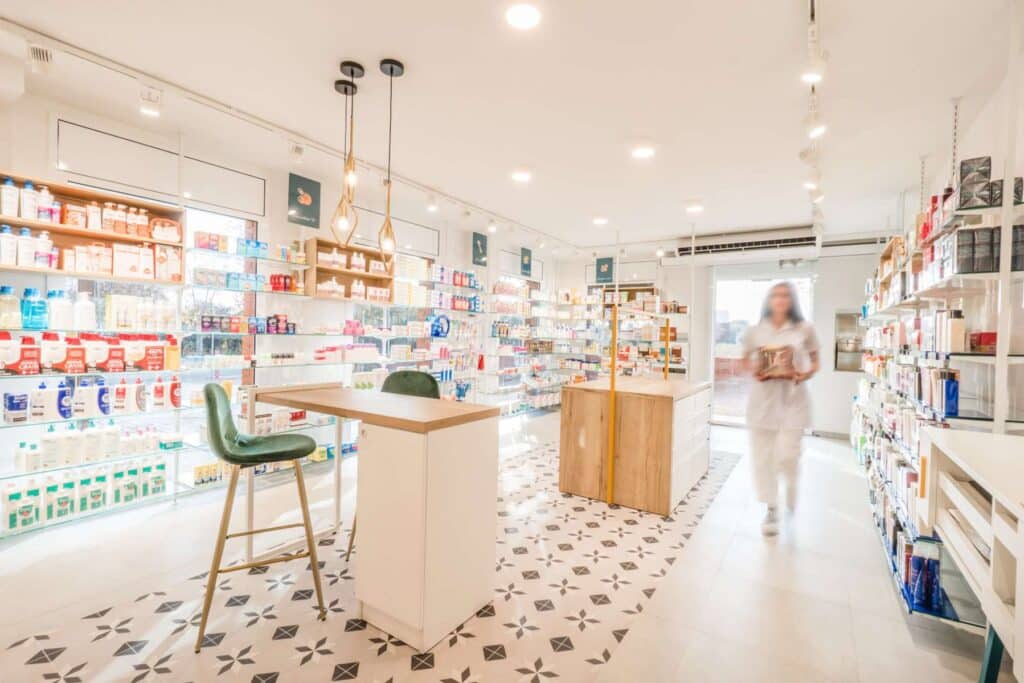 Farmacia con ambiente acogedor, diseño minimalista y luz natural. Ametlla del Vallés