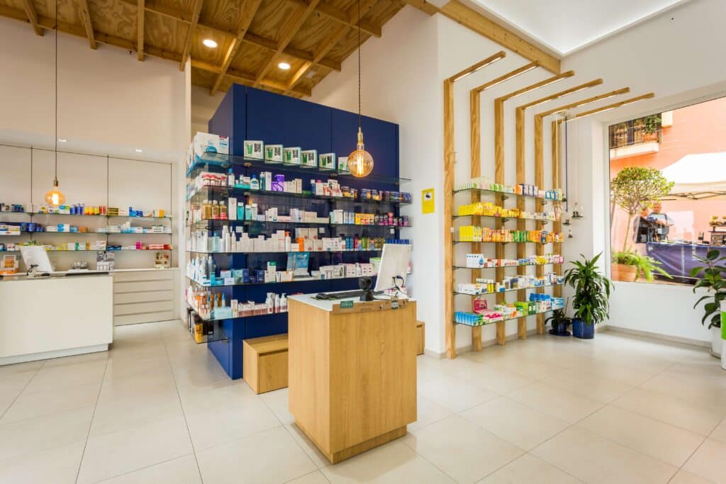Farmacia con mobiliario en madera y estanterías en contraste. Islas Canarias.