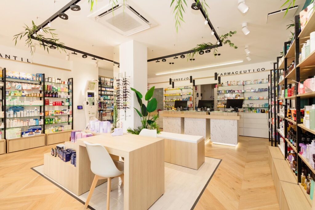 Farmacia con diseño cálido y mobiliario en madera. Andalucía