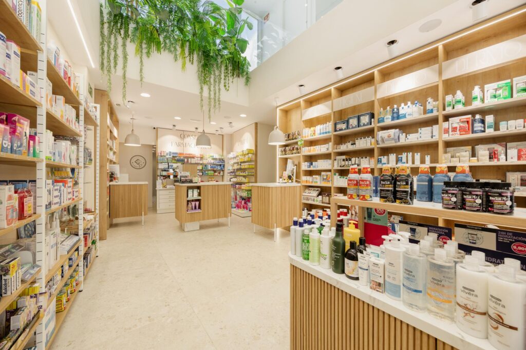 Este verano 2025, las farmacias se renuevan con estilos frescos y naturales: maderas claras, tonos azulados, vegetación artificial y papeles pintados de hojas o corales marinos marcan las tendencias en diseño y reforma. Descubre cómo transformar tu espacio en un entorno moderno, acogedor y lleno de bienestar.